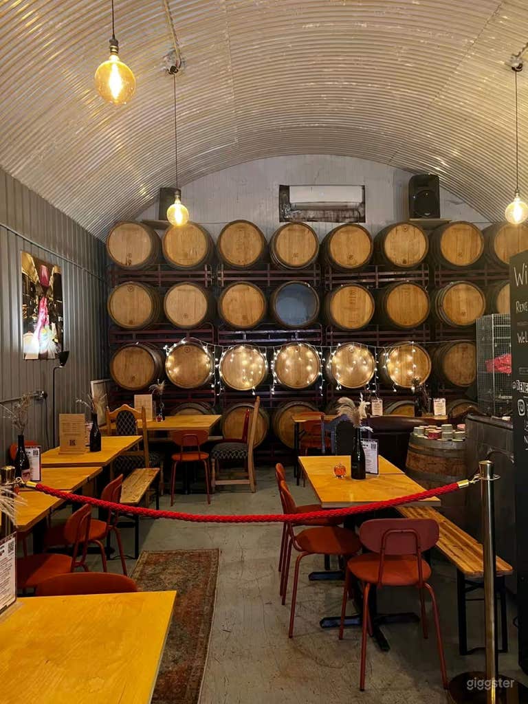  Área de Barriles: Bodega Urbana y Bar en un Arco Ferroviario 