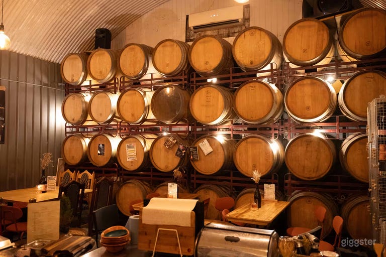  Área de Barriles: Bodega Urbana y Bar en un Arco Ferroviario 