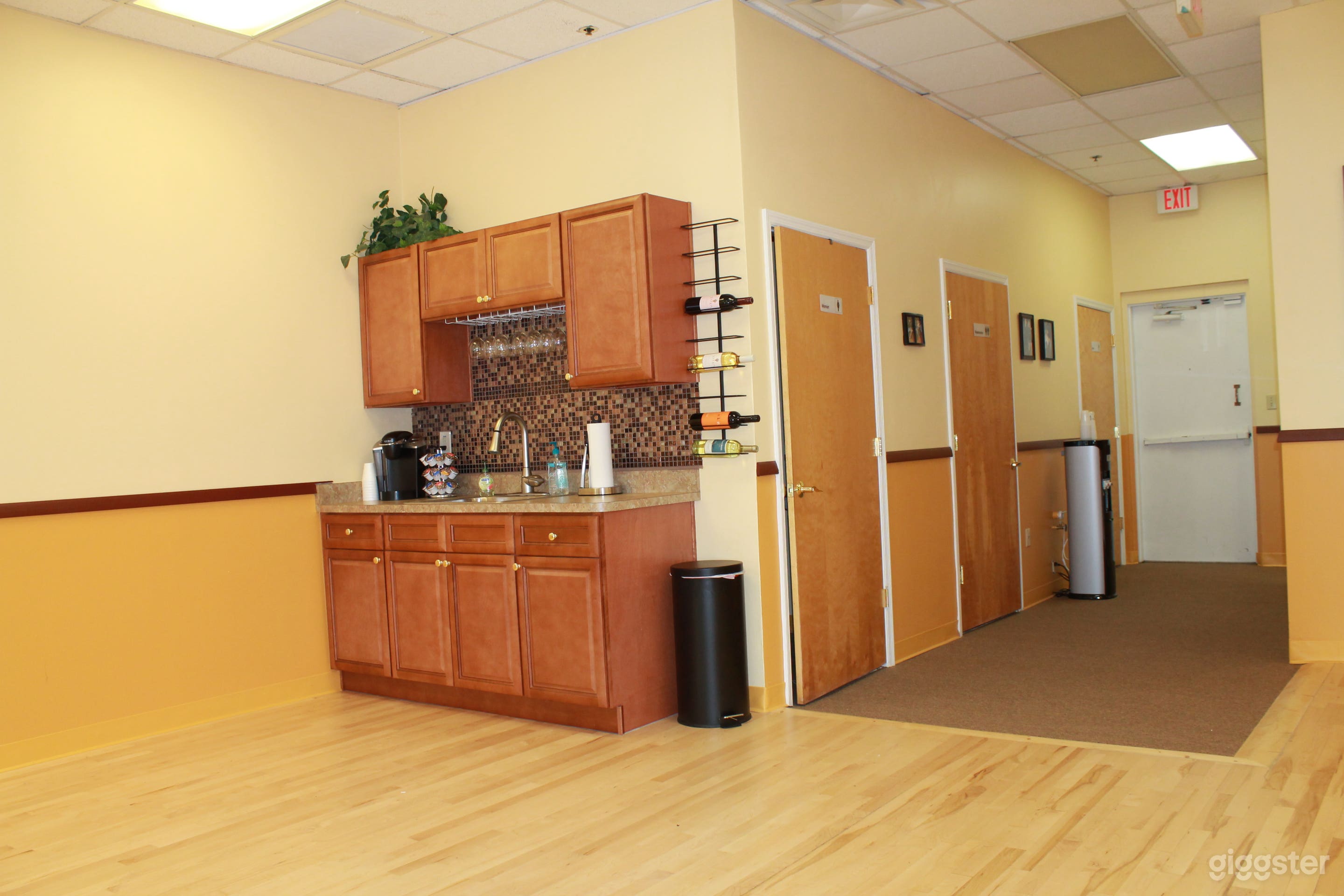 Wet bar and 3 rest rooms.