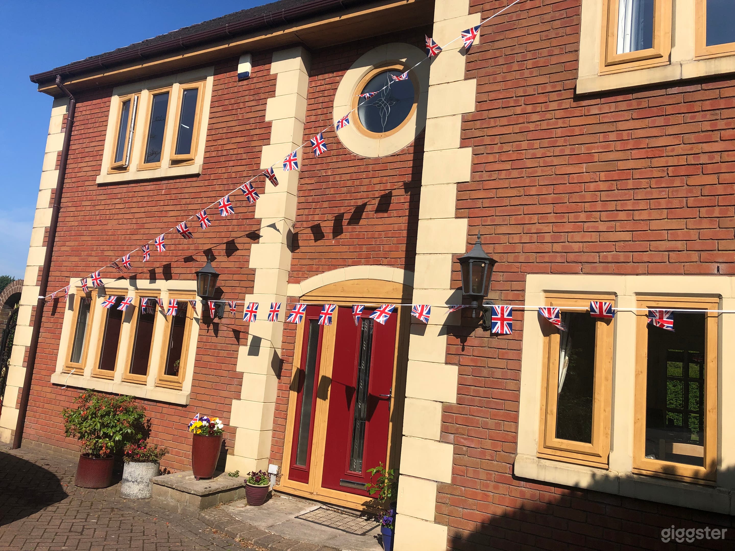 Brick Home w Garden View Photo 2