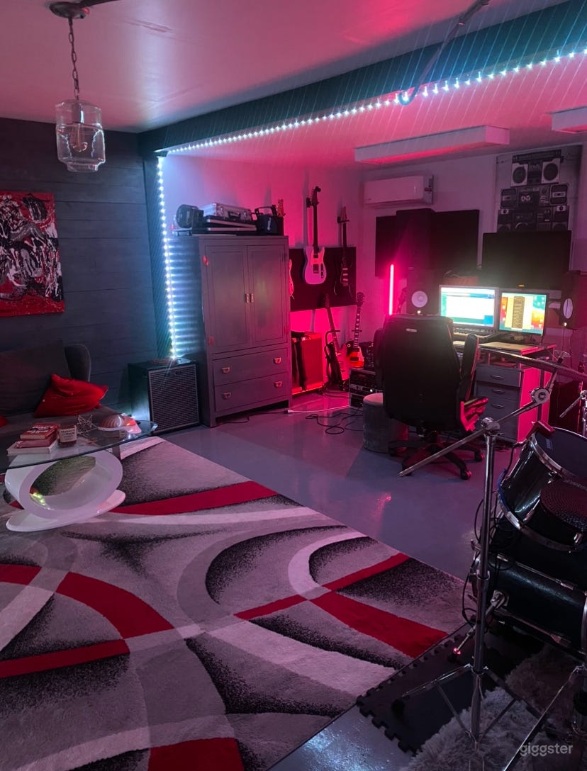 Swank Studio in the valley with relaxing back yard Photo 1