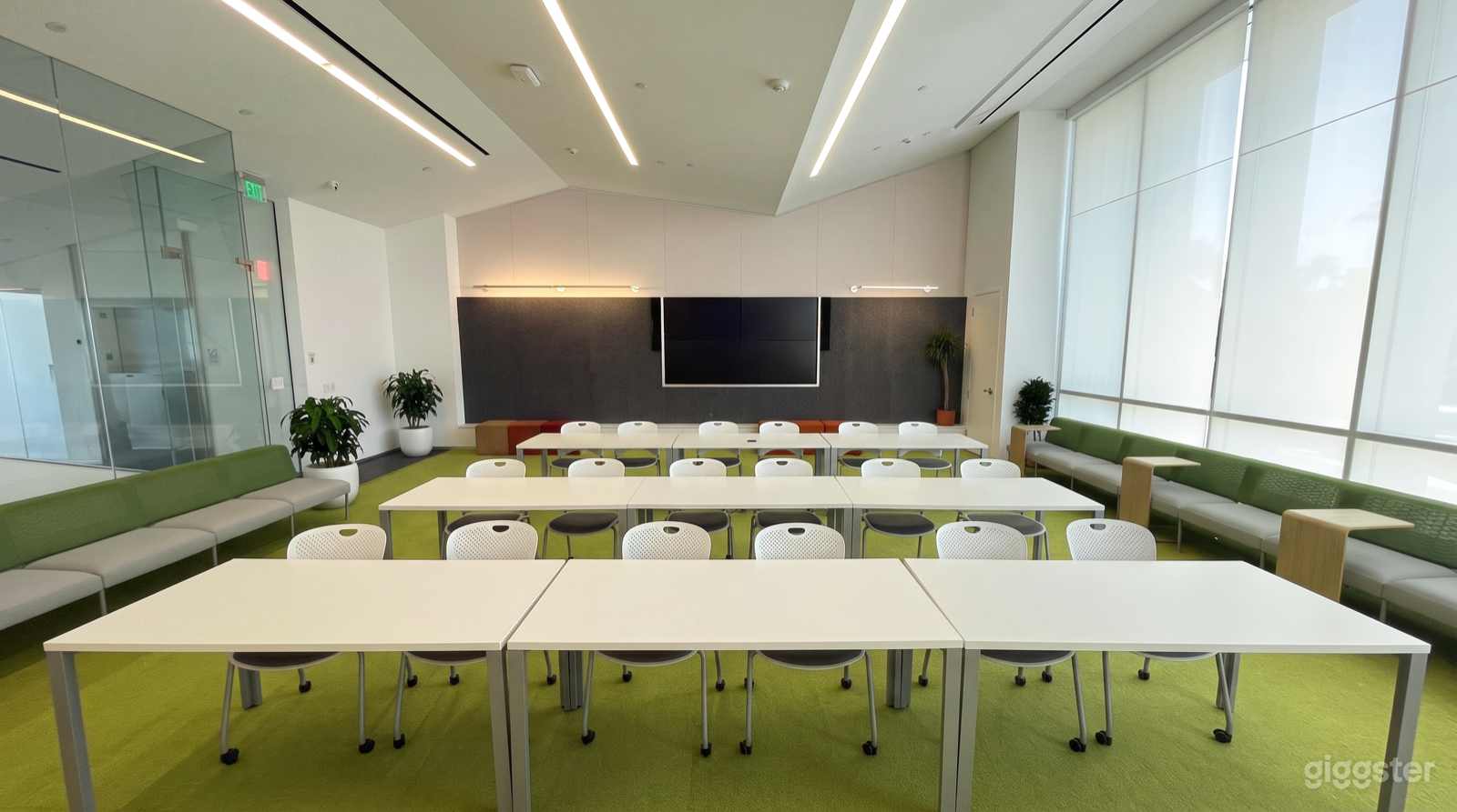 Bright & Spacious Pasadena Conference Room Photo 4