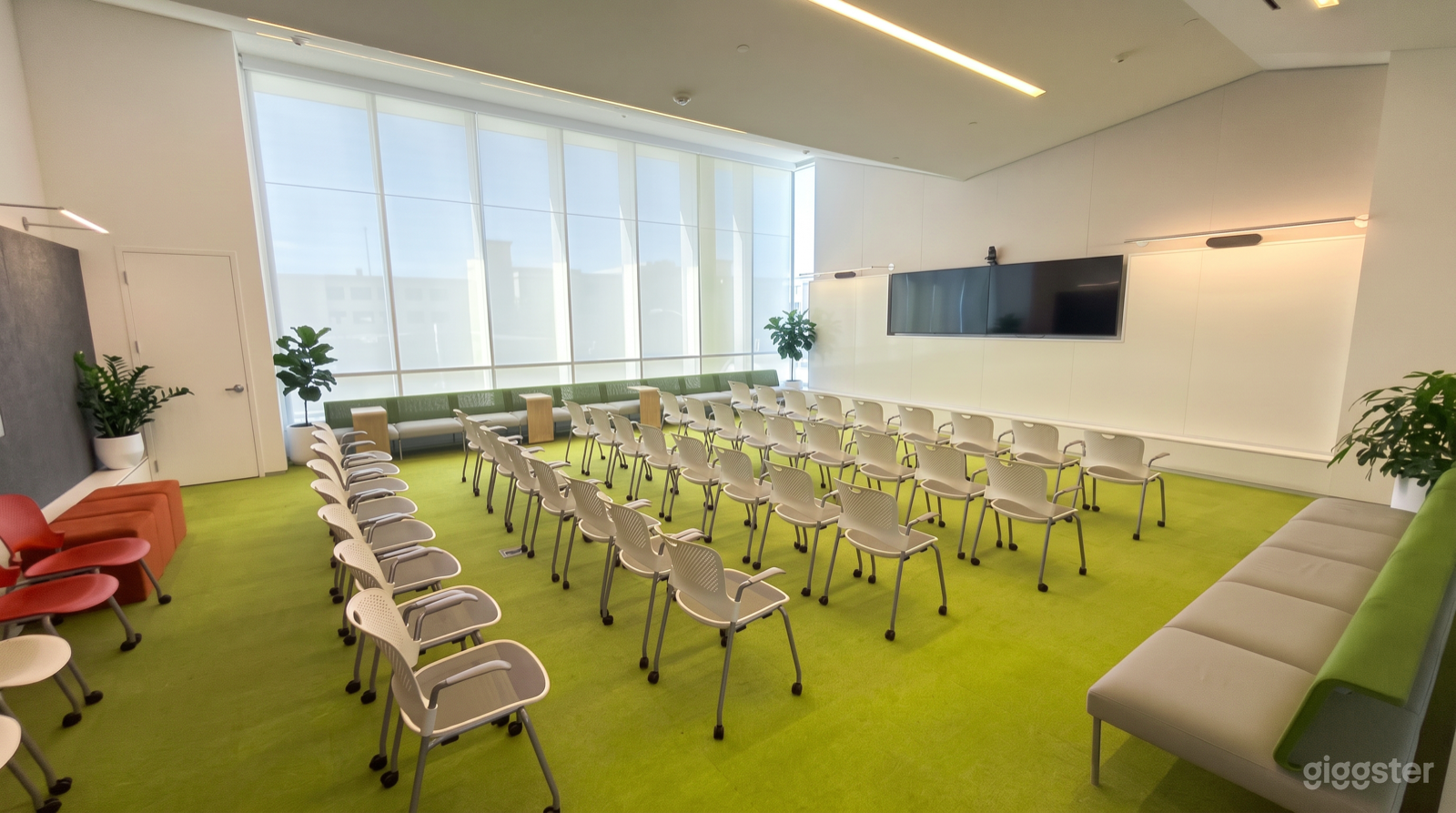 Bright & Spacious Pasadena Conference Room Photo 3