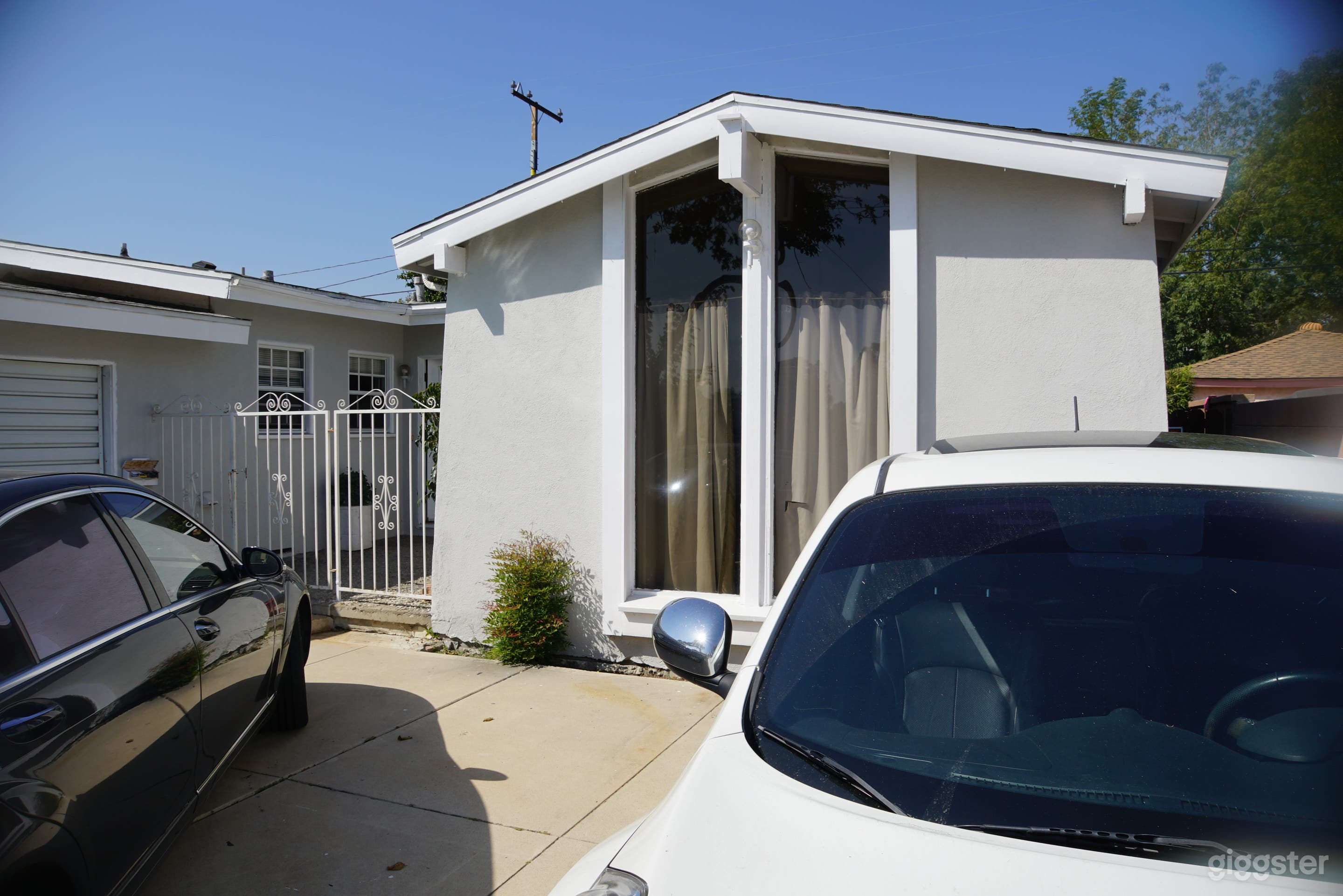 Charming 3 Bd House with Backyard Deck for Filming Photo 2