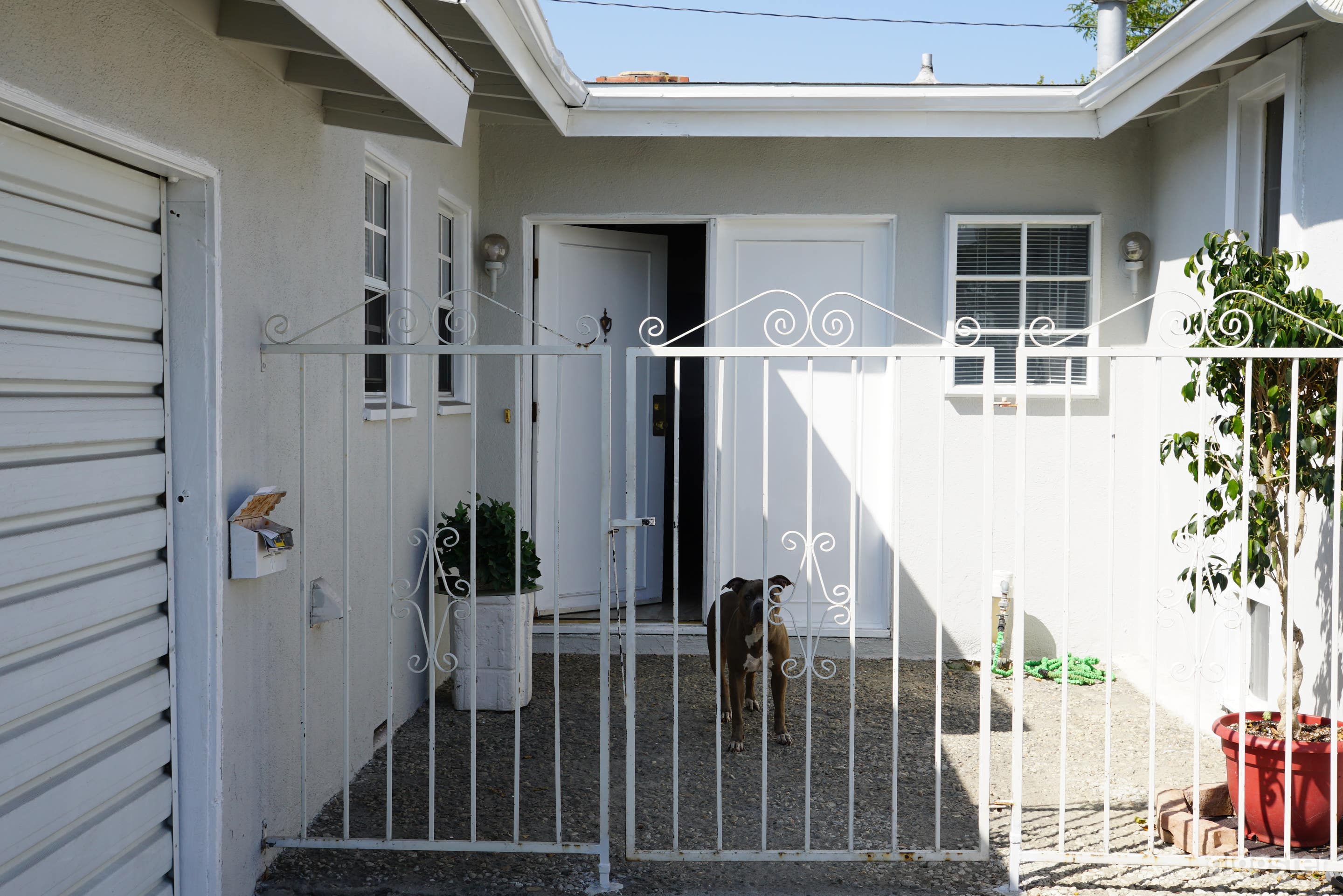 Charming 3 Bd House with Backyard Deck for Filming Photo 4