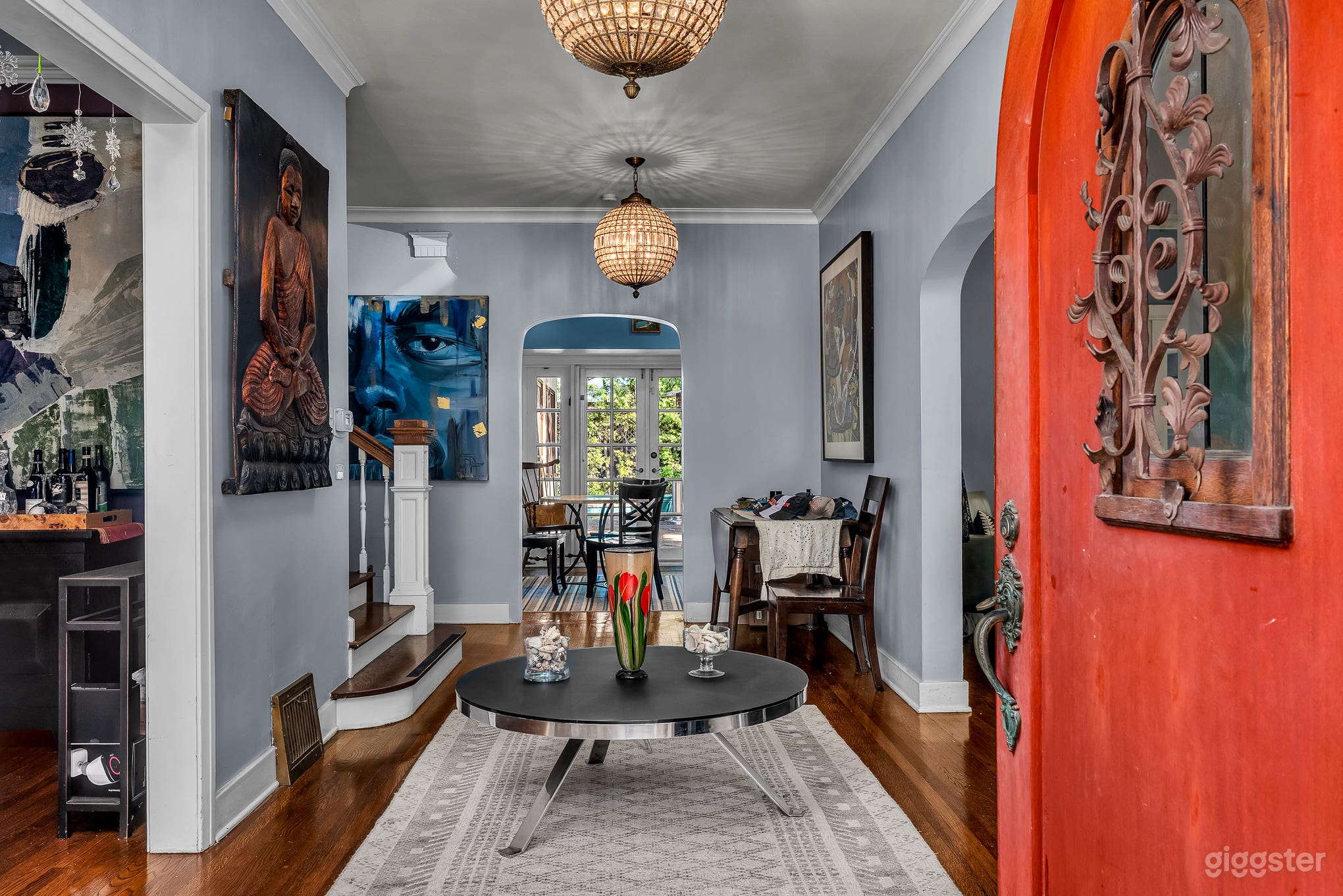 A Colorful Mansion for Filming Photo 2