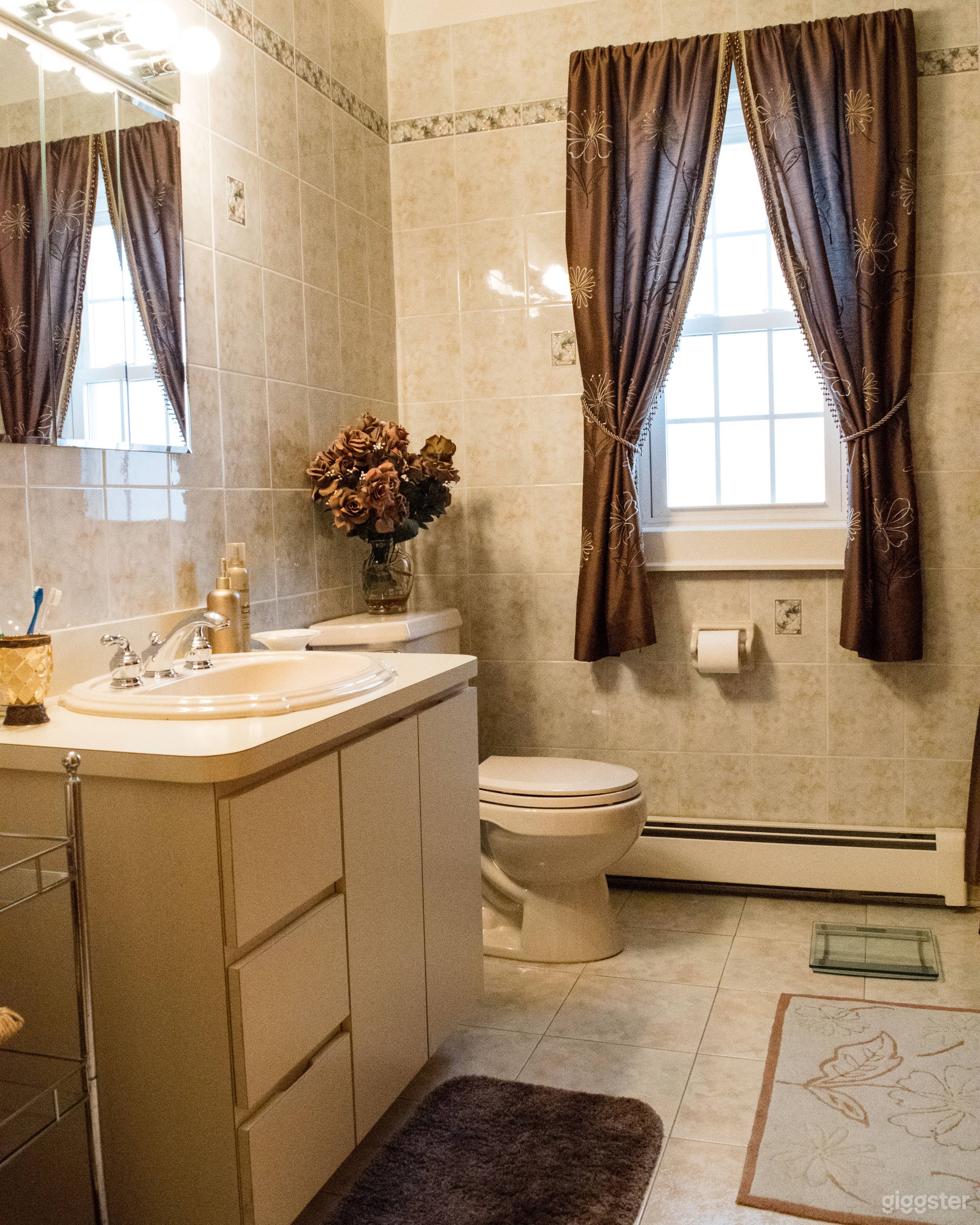 Upscale Family Beach Block House Photo 3