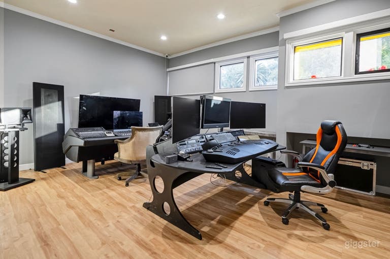  Post Production Studio 