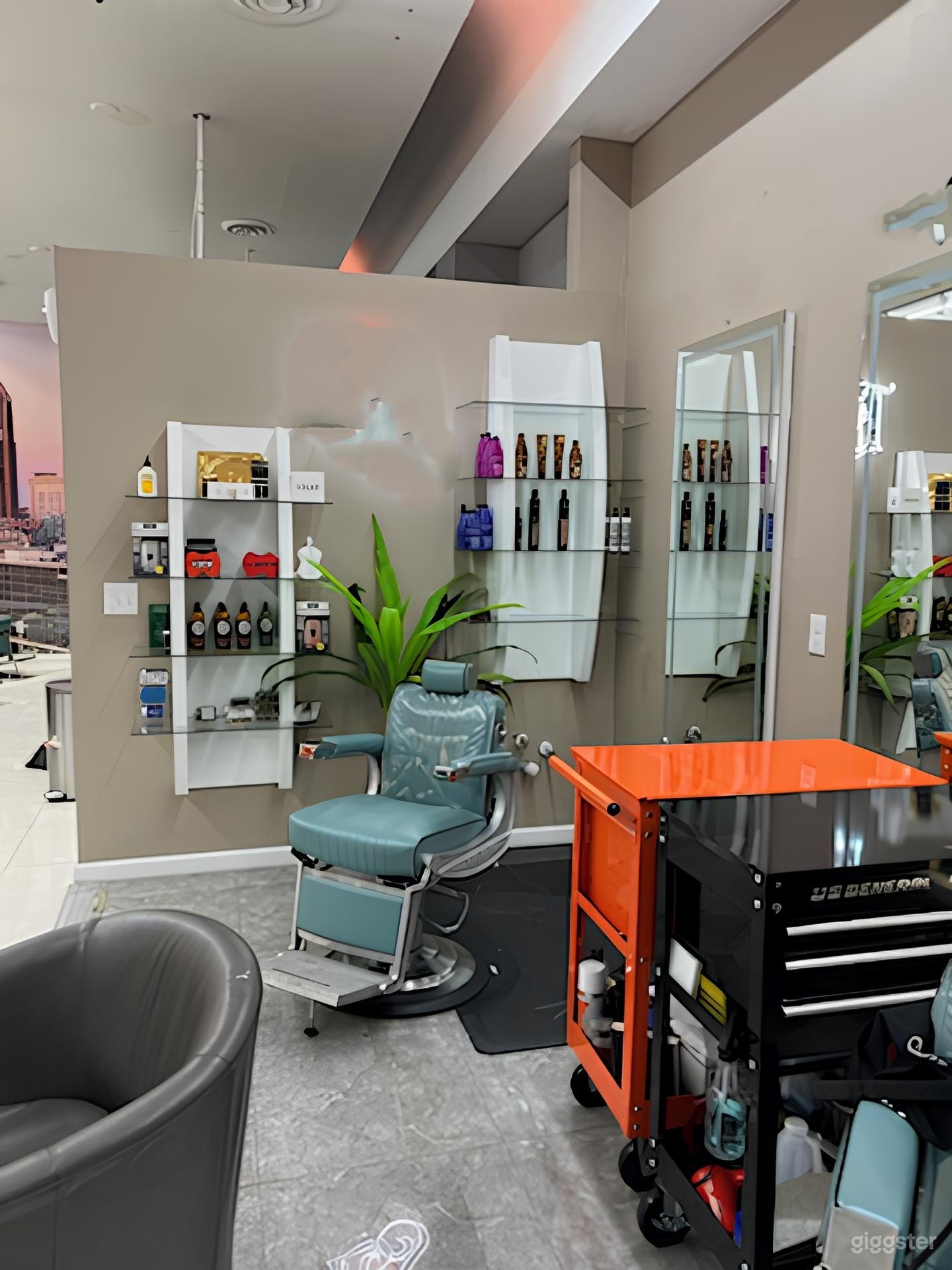 Spacious Urban Salon Photo 3