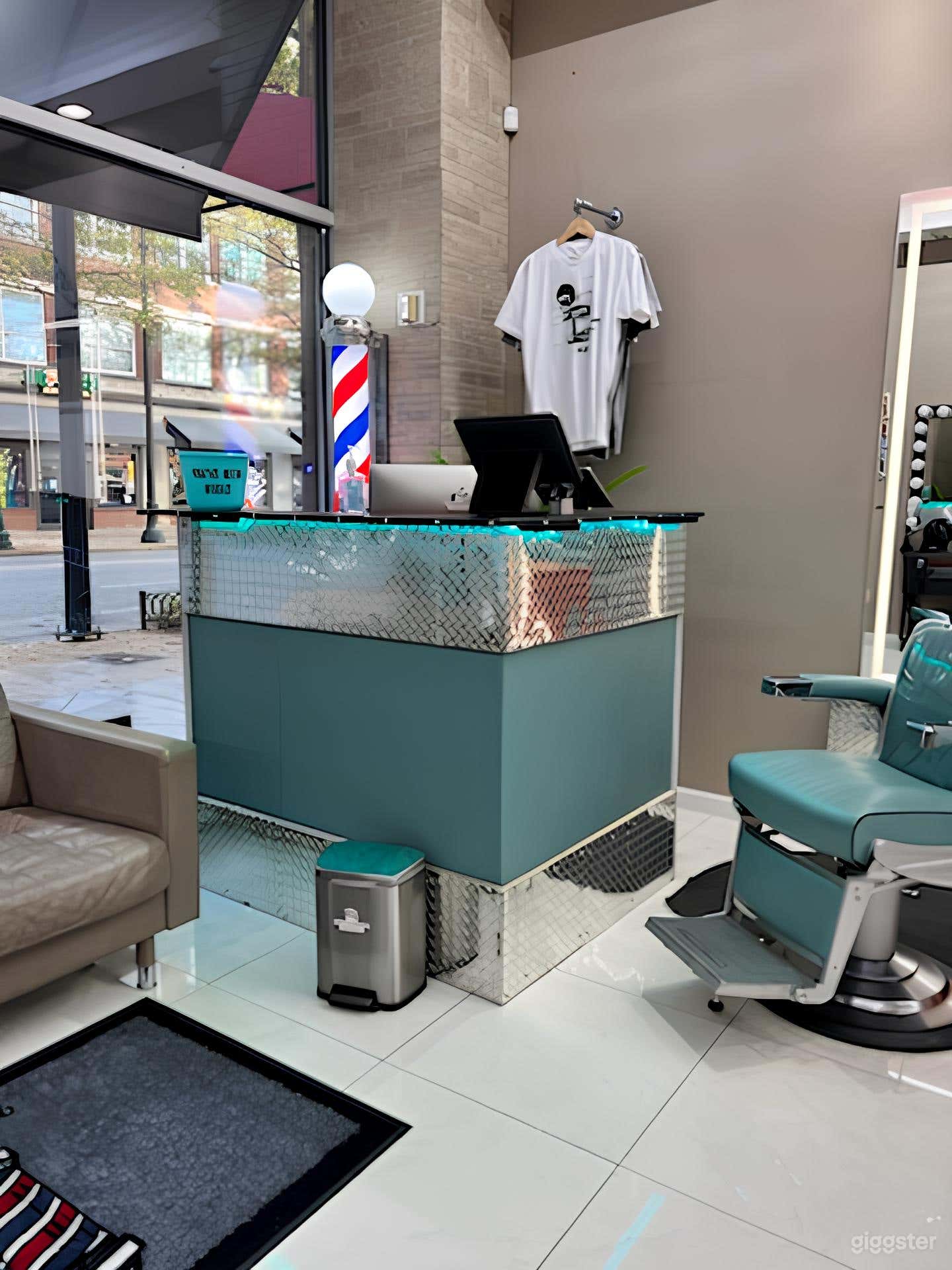 Spacious Urban Salon Photo 4