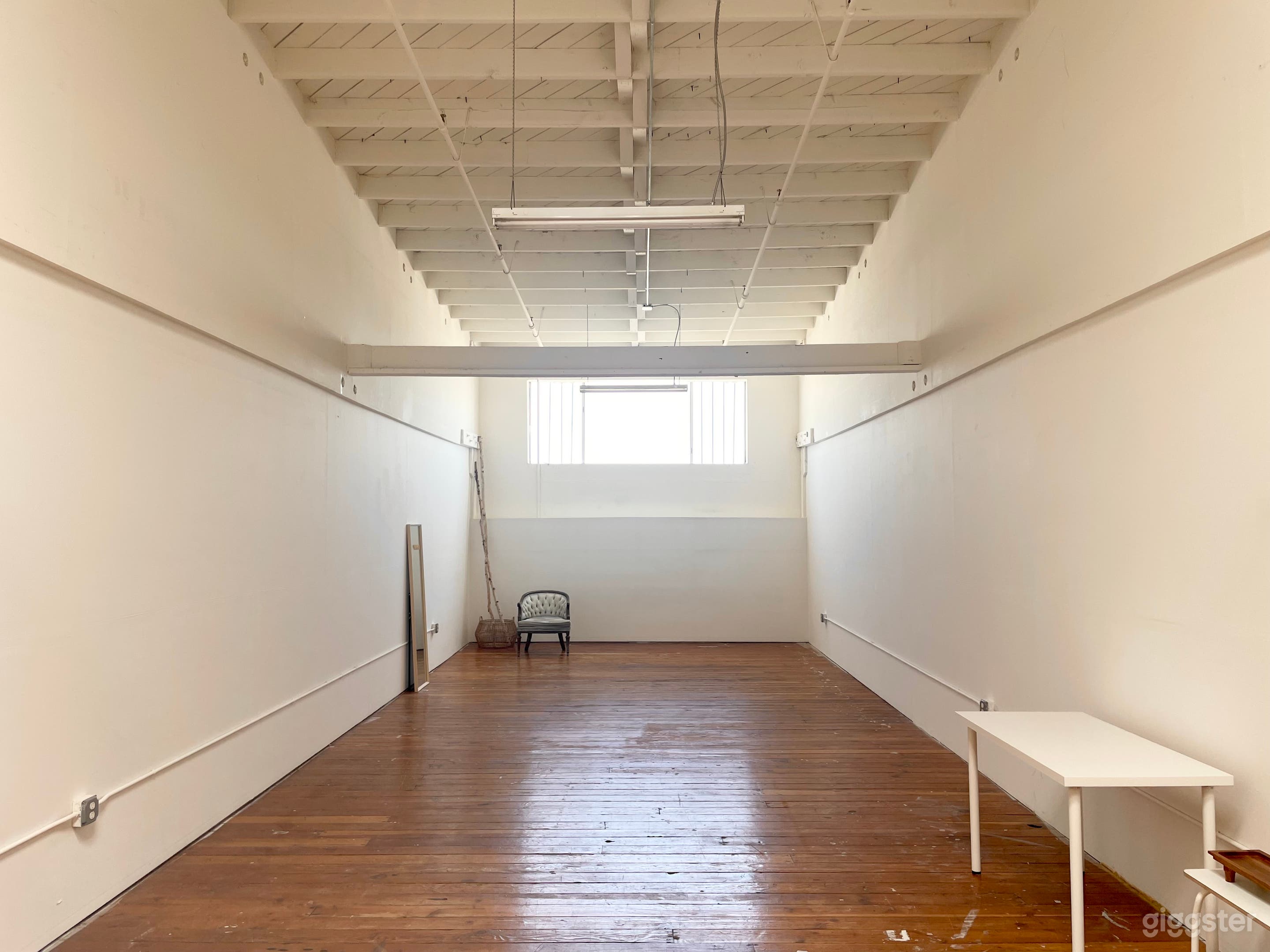 Natural Light &amp; High Ceilings in 1200sqft Studio Photo 4