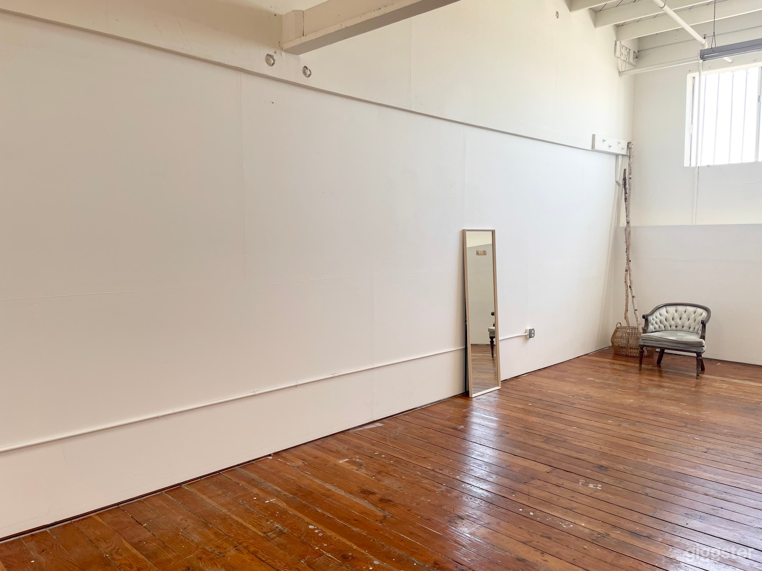 Natural Light &amp; High Ceilings in 1200sqft Studio Photo 3