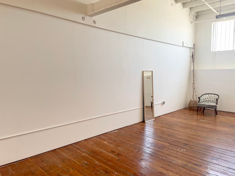  Natural Light & High Ceilings in 1200sqft Studio 