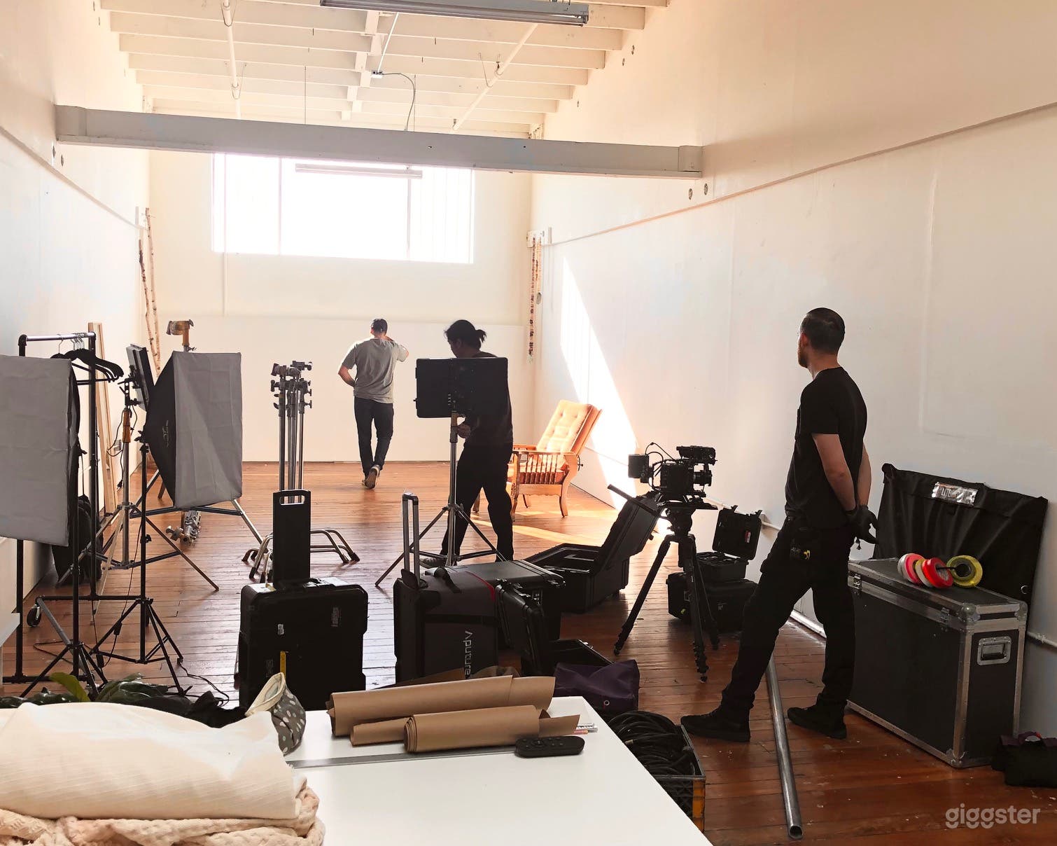 Natural Light &amp; High Ceilings in 1200sqft Studio Photo 1