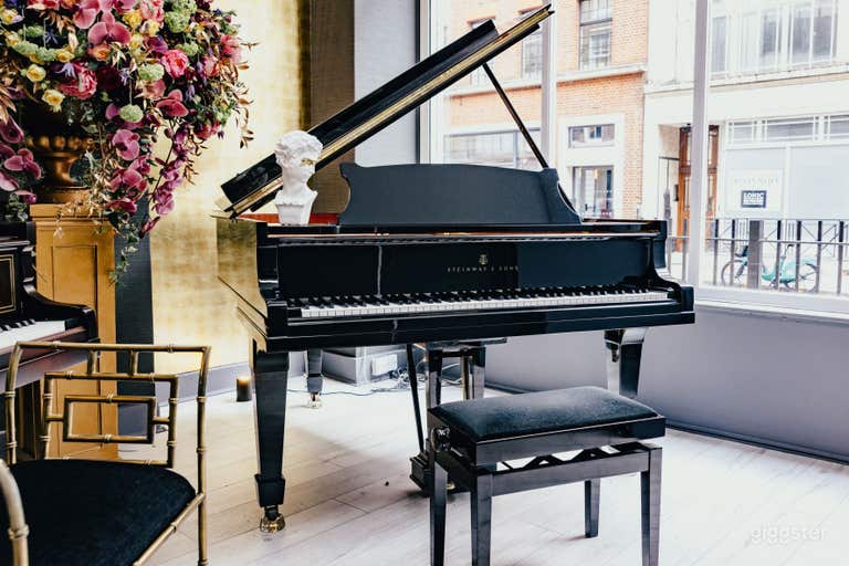  Piano à queue Steinway dans la vitrine du showroom 