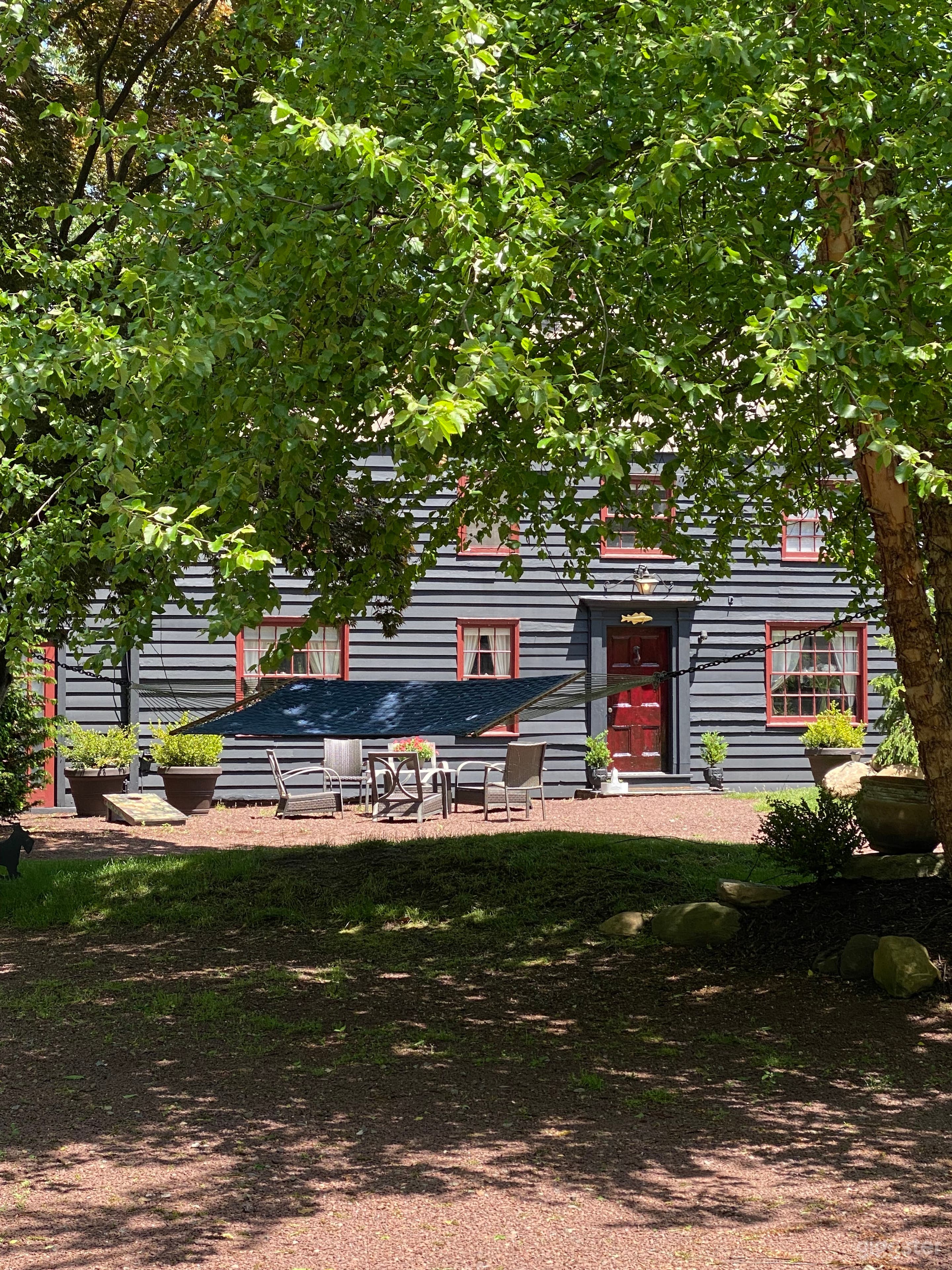 A historic house with lots of light and charm. Ideal for production, small events and meetings. 