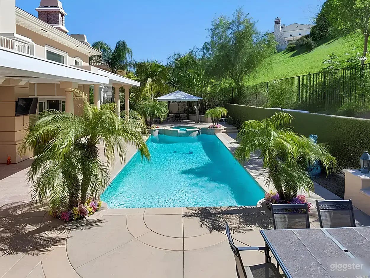 Los Angeles Suburban Modern Mansion Photo 2