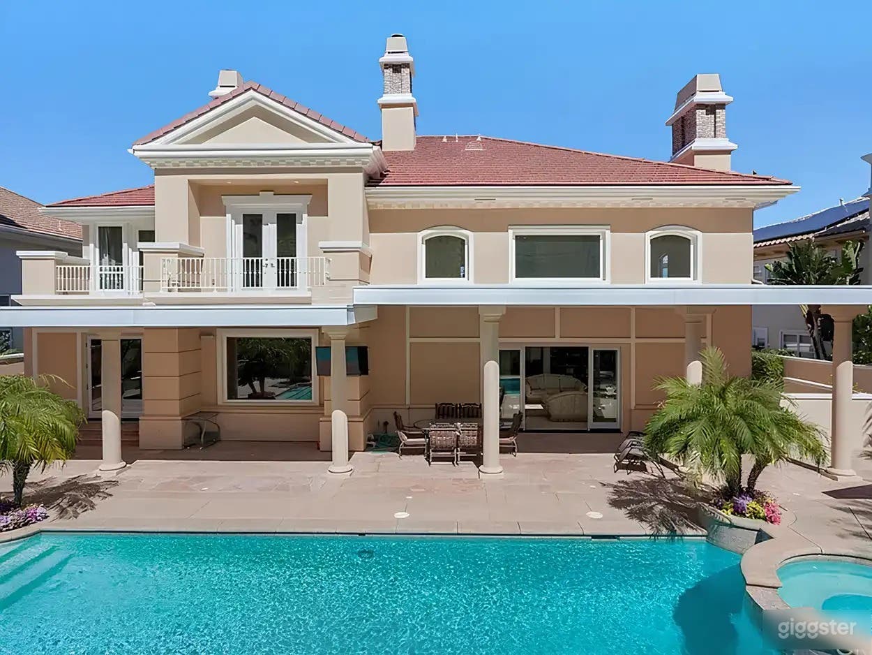 Los Angeles Suburban Modern Mansion Photo 1