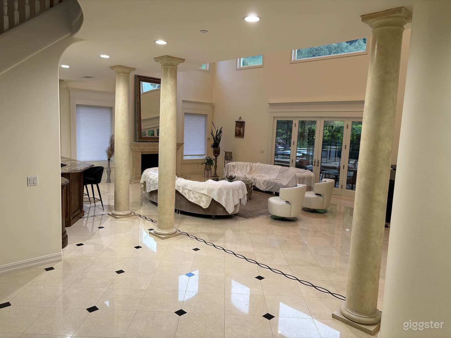 Los Angeles Suburban Modern Mansion Photo 3