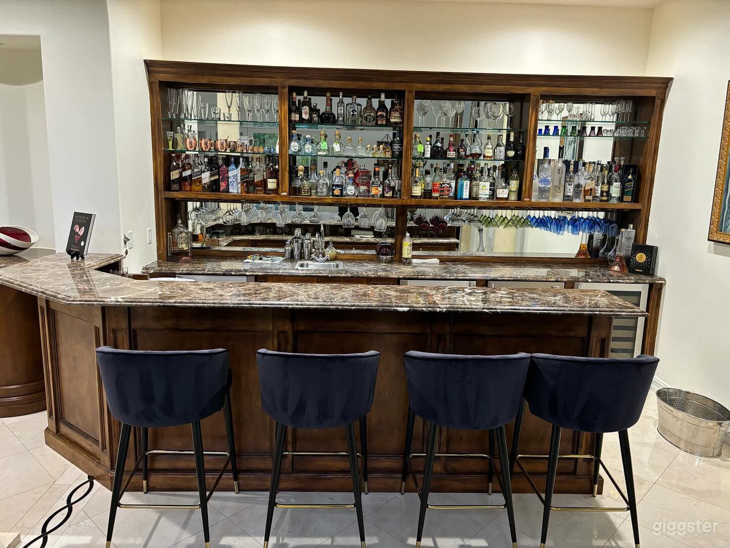 Los Angeles Suburban Modern Mansion Photo 4