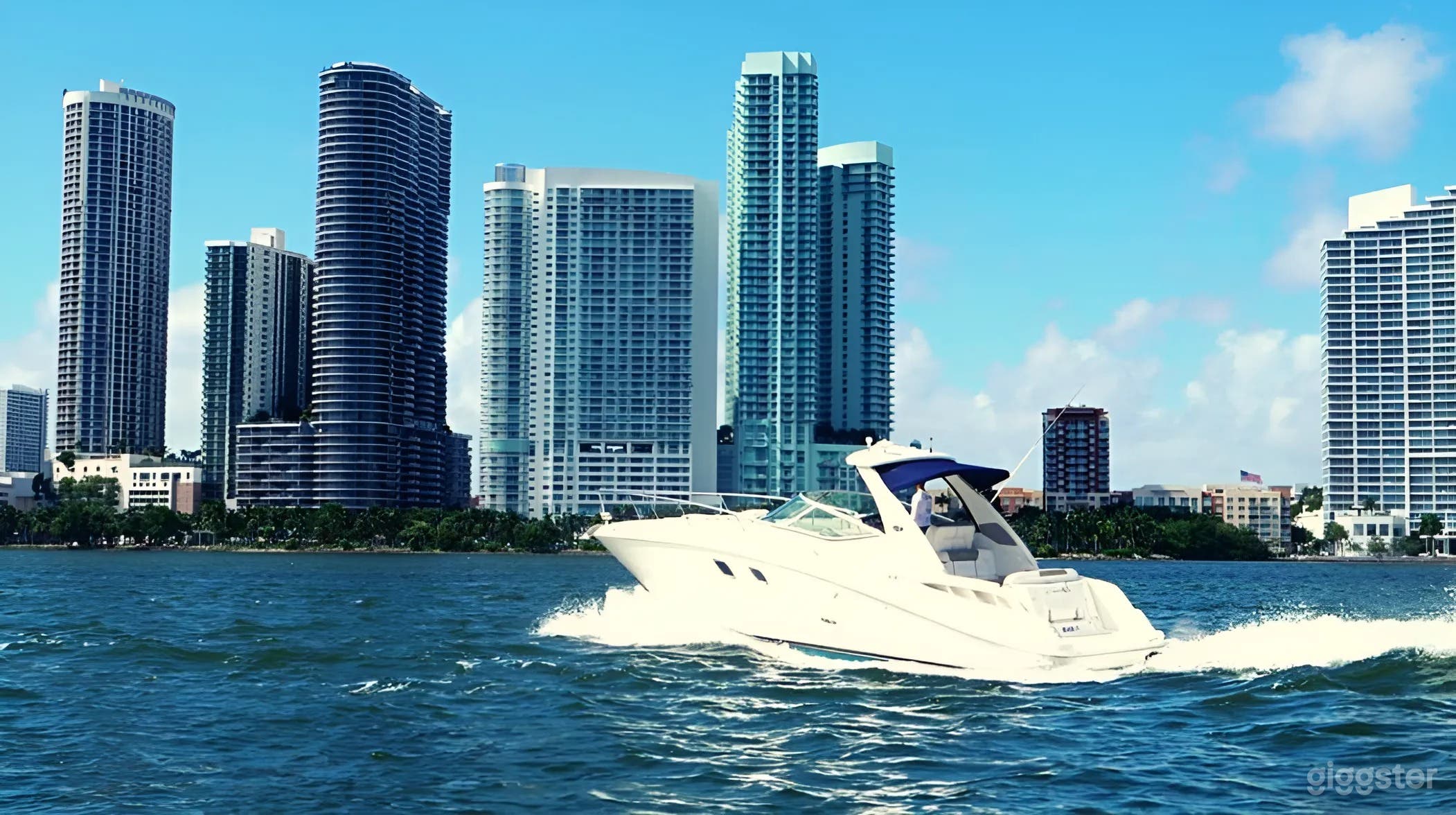 34ft Sea Ray Sundancer | Restroom &amp; Kitchen on Board  Photo 2