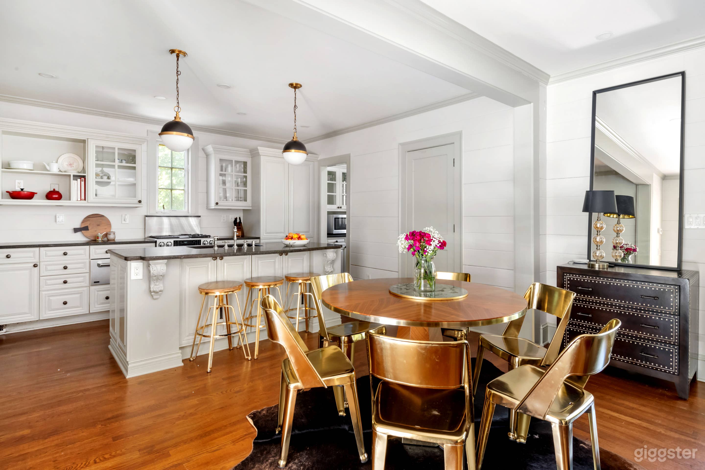 Chateau Marminty | Curated Furnished Carriage Home Photo 4