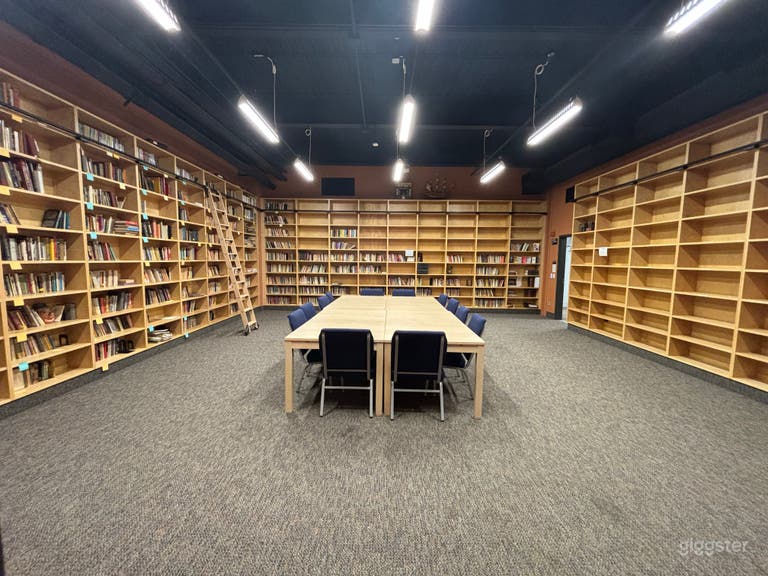  Normalerweise sind alle Regale mit Büchern gefüllt. Bitte entschuldigen Sie die leeren Regale, da wir unsere Bibliothek gerade katalogisieren. 