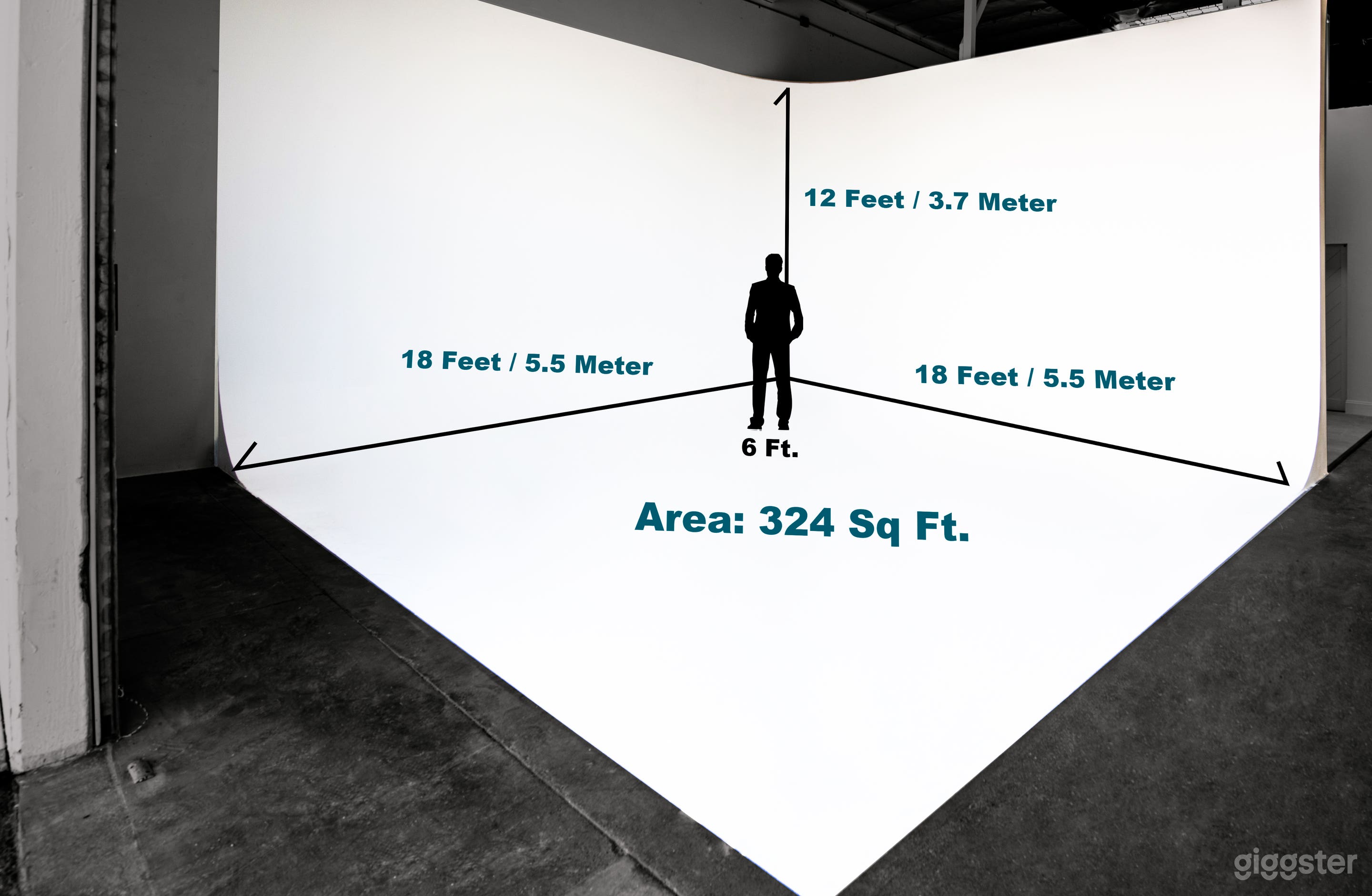 Cyclorama Studio with Bathroom and Living Spaces Photo 2
