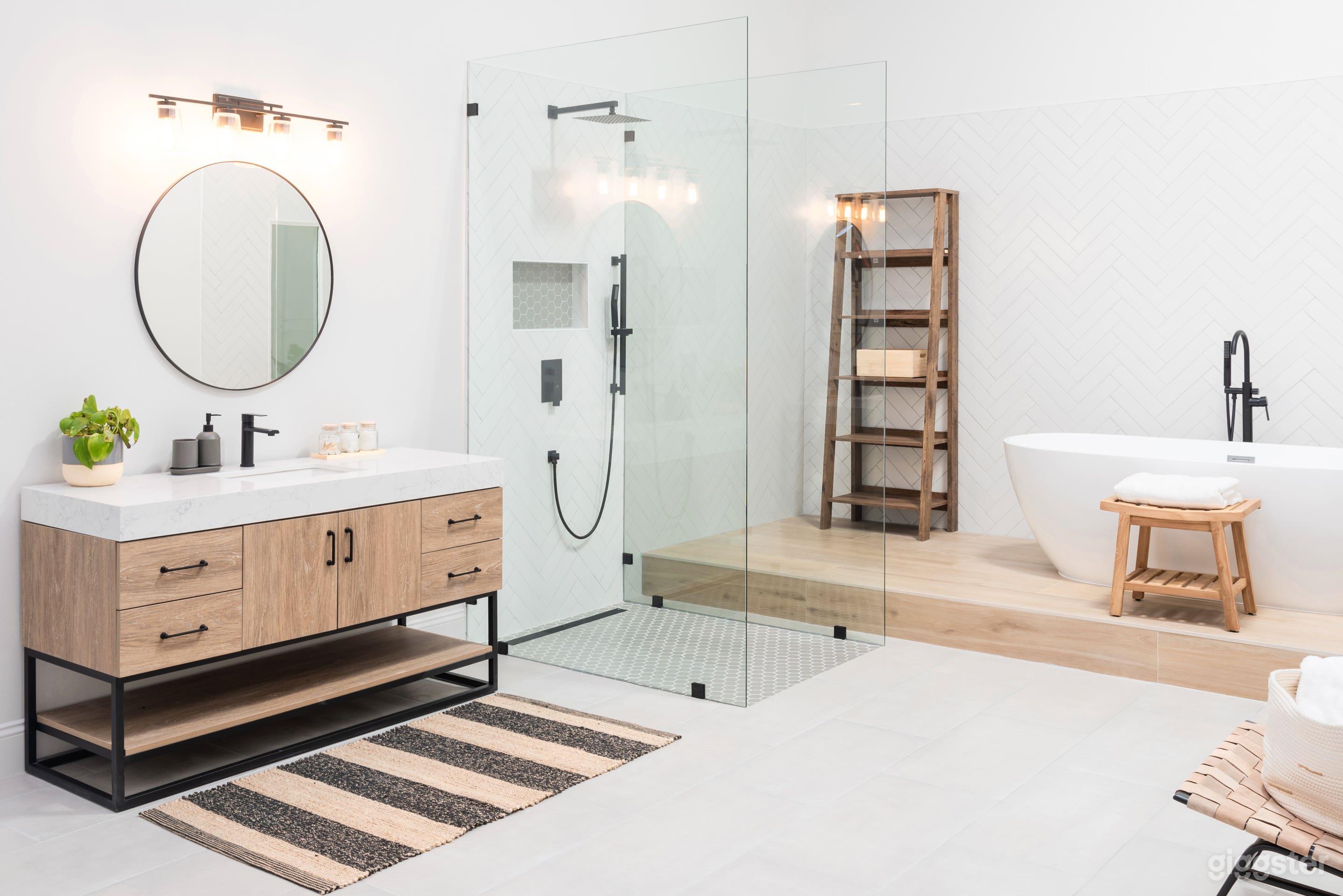 Cyclorama Studio with Bathroom and Living Spaces Photo 4