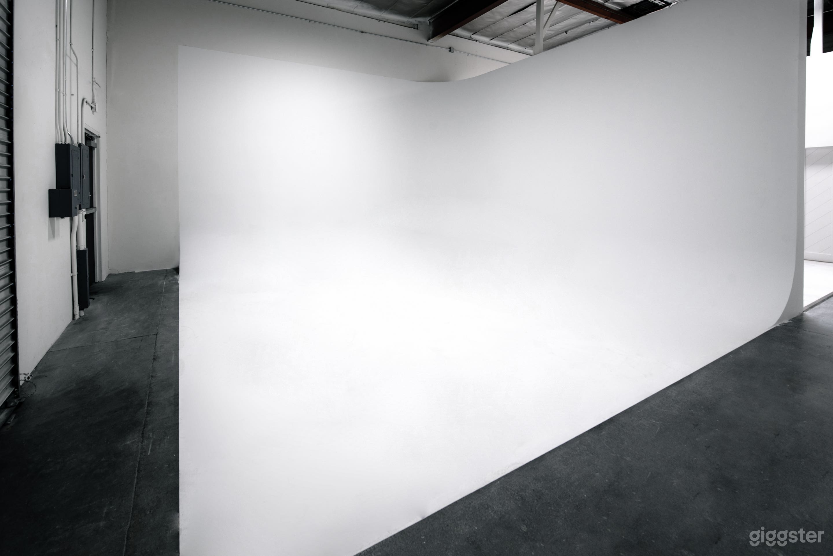 Cyclorama Studio with Bathroom and Living Spaces Photo 3