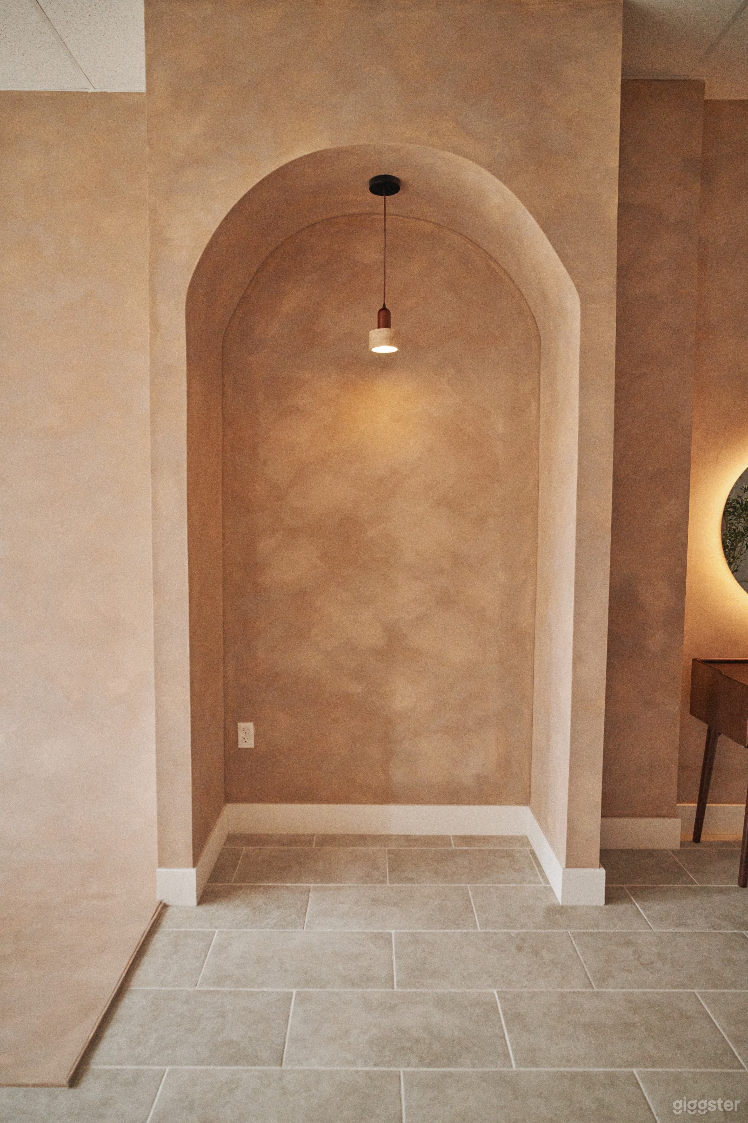 Tan Limewash + Non-White Infinity Wall Photo 4