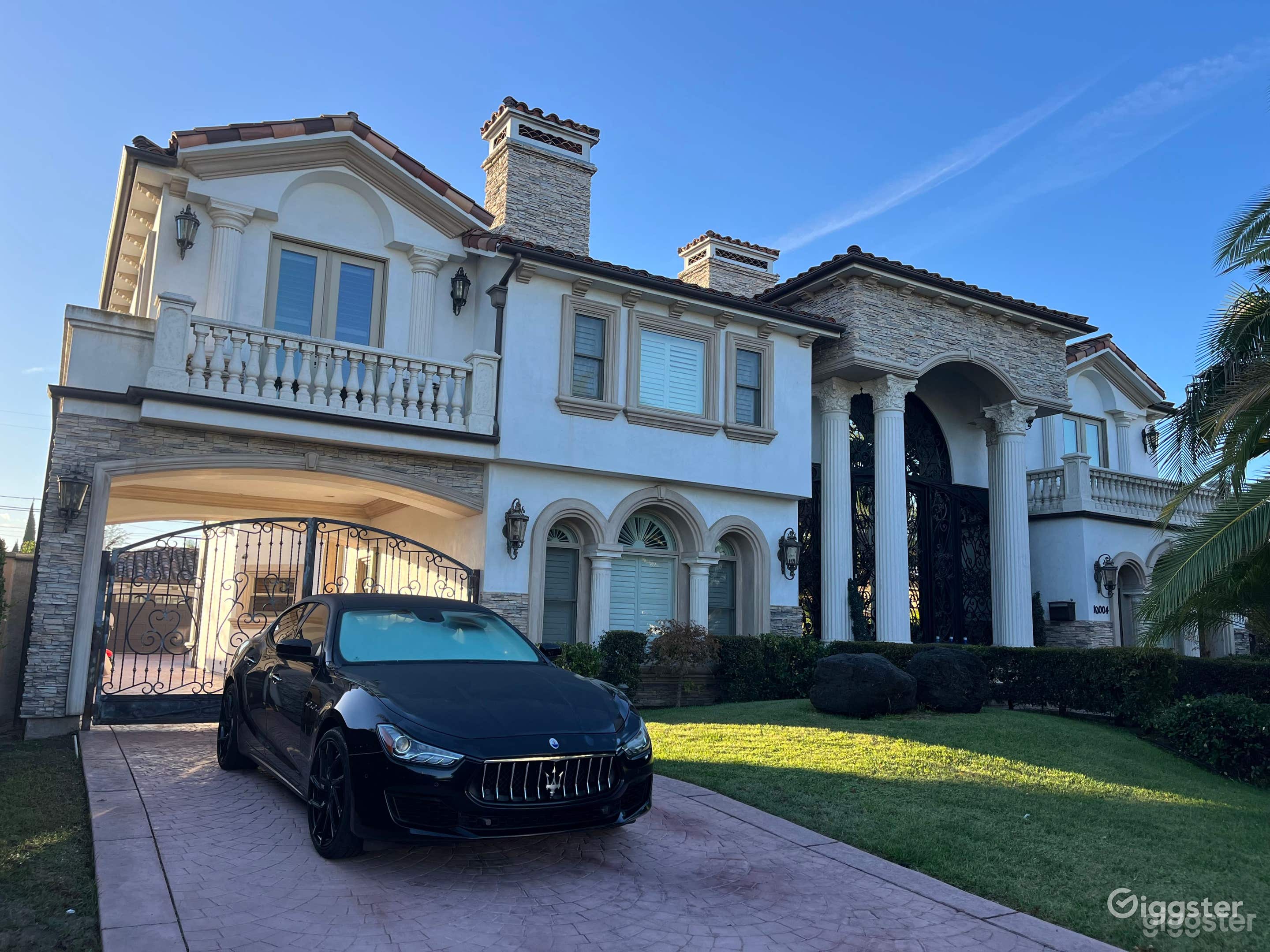 Stylish Pool in a Victorian Mansion Photo 3