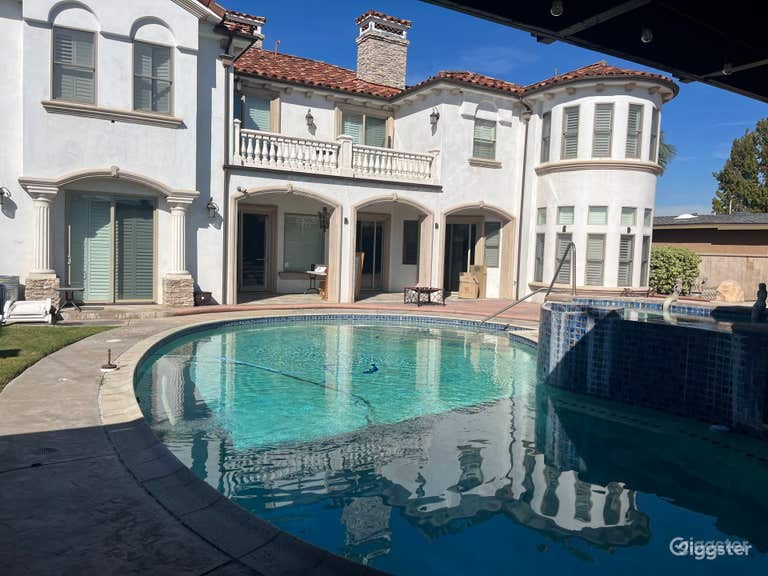  Stylish Pool in a Victorian Mansion 