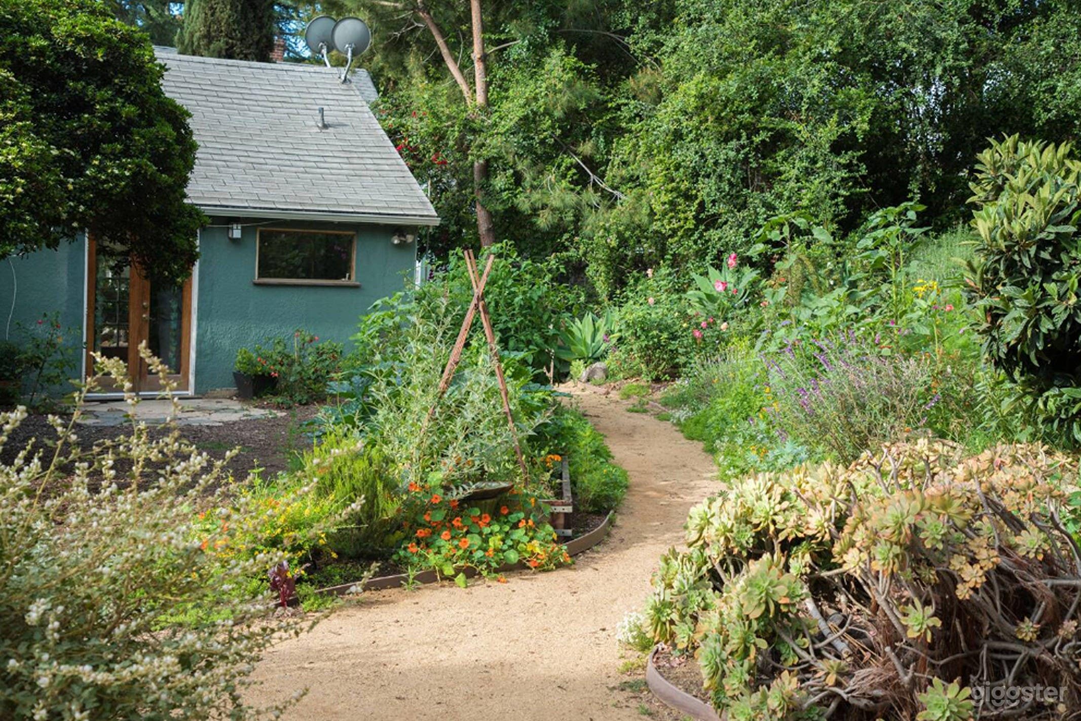 1924 Tudor Style Home With 2 House, Pool And Huge Yard Photo 2
