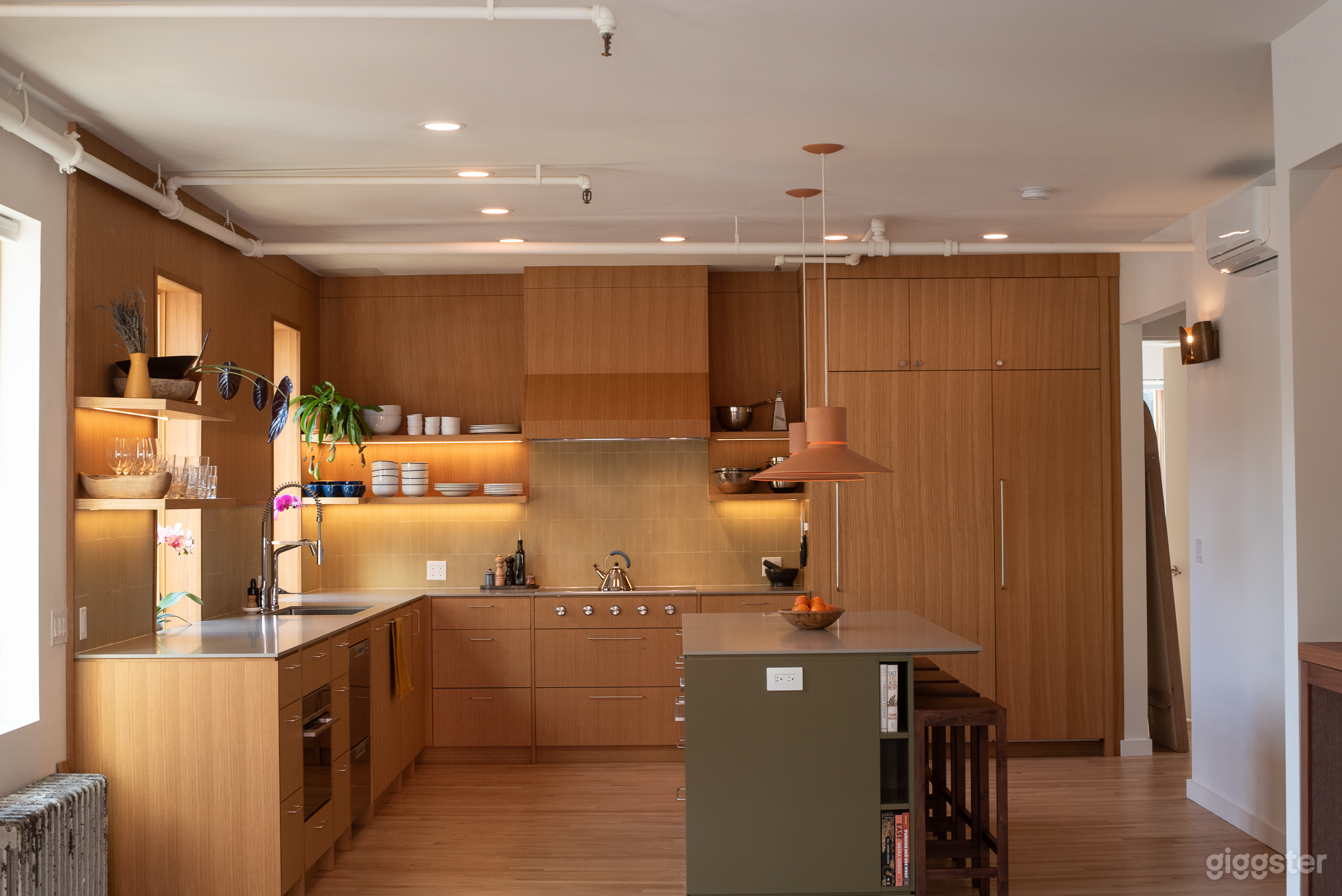 70's-inspired Home with Chef's Kitchen Photo 2