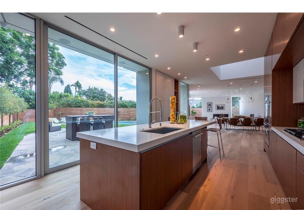 Modern Circle Brand New home Photo 4