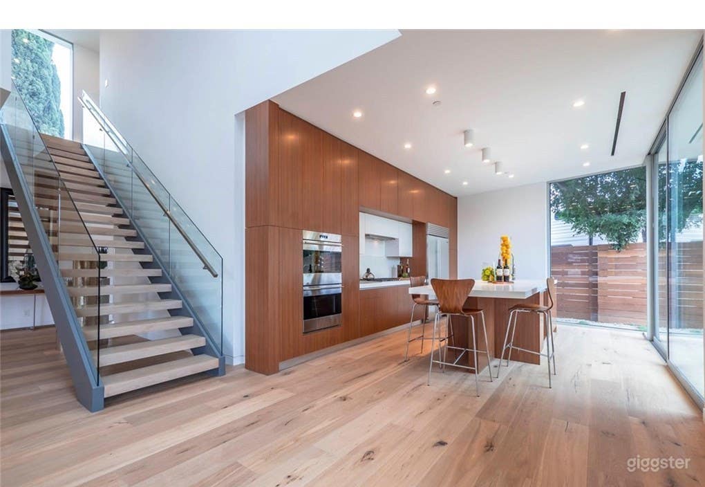 Modern Circle Brand New home Photo 3