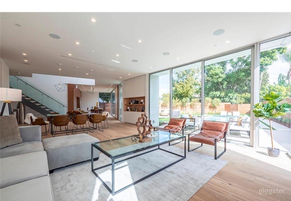 Modern Circle Brand New home Photo 2