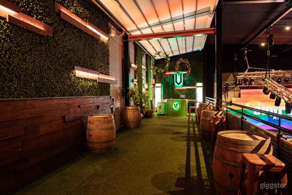 Hip and Trendy Bar - THE BALCONY Photo 3