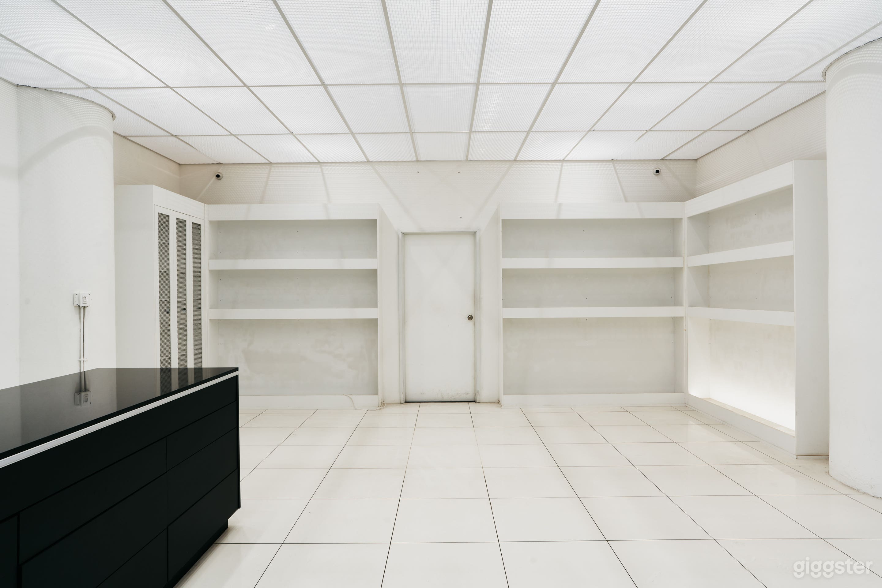 Pop Up Retail Storefront Location on LA Photo 2