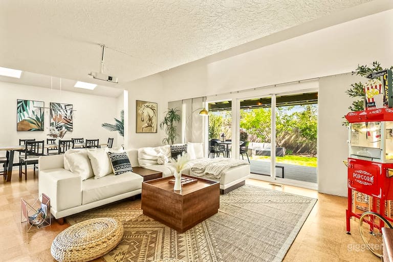  Oasis suburbano moderno con salón arcade retro privado 