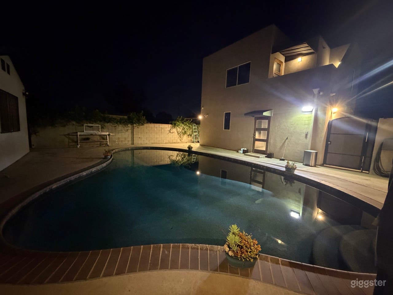 PERFECT NORTH HOLLYWOOD POOL LOCATION Photo 1