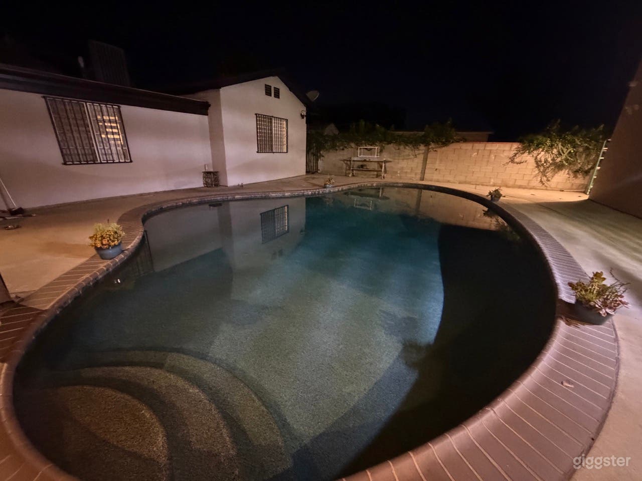 PERFECT NORTH HOLLYWOOD POOL LOCATION Photo 2