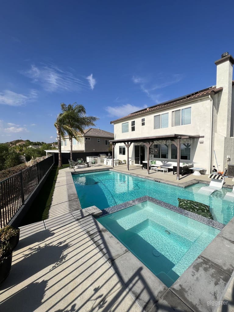  Modern Backyard with Pool, Spa & Panoramic View 