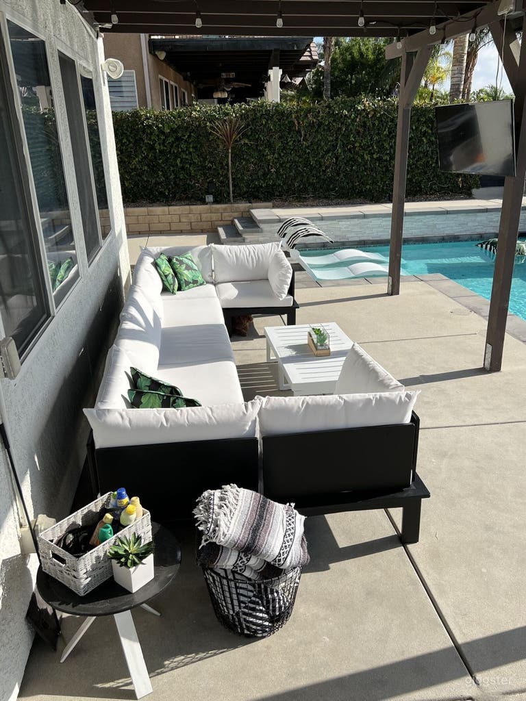  Modern Backyard with Pool, Spa & Panoramic View 