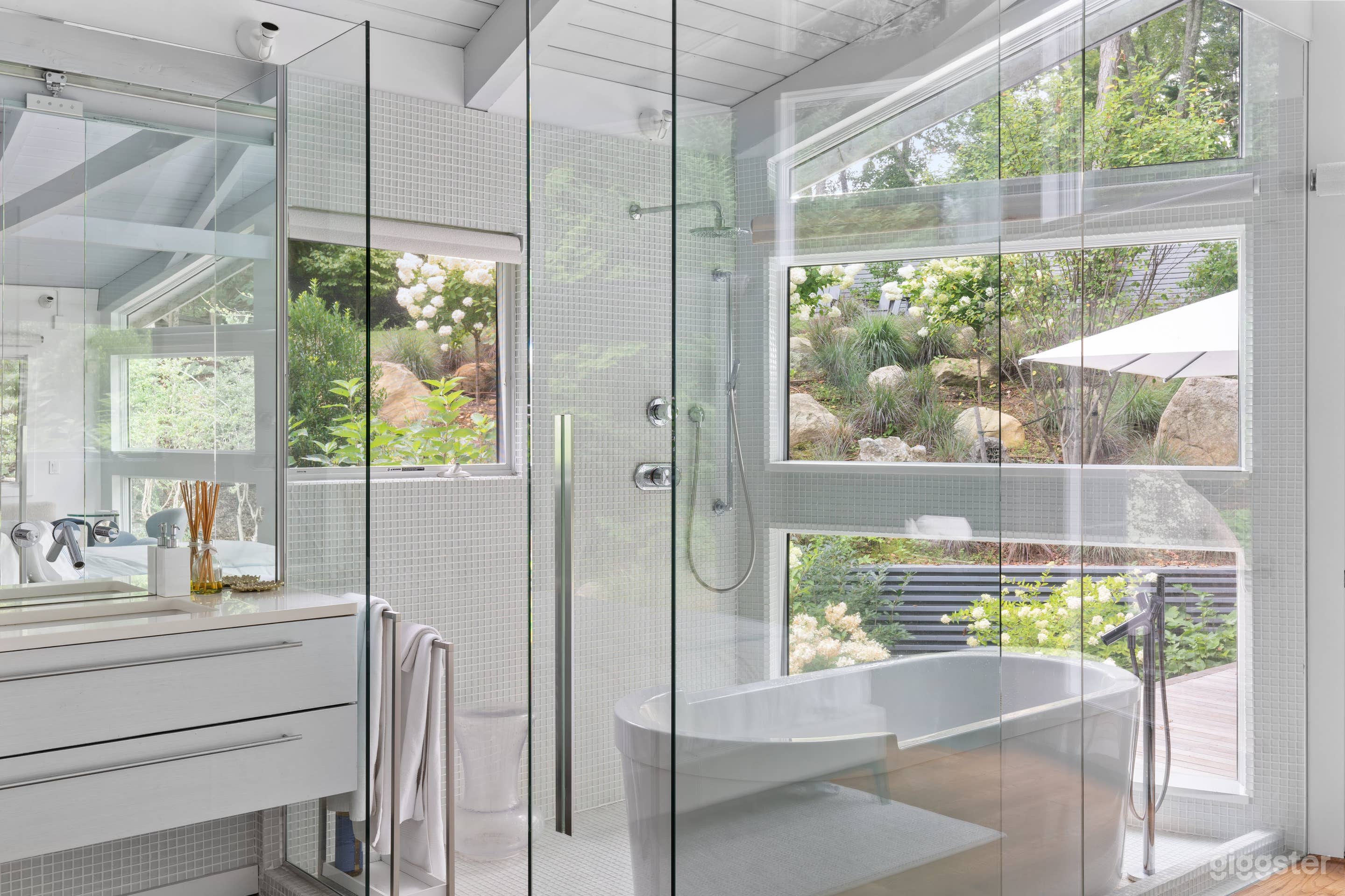 Modern Beach House Waterviews Photo 4