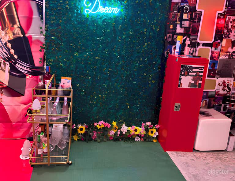  Versatile and Charming Selfie Studio 