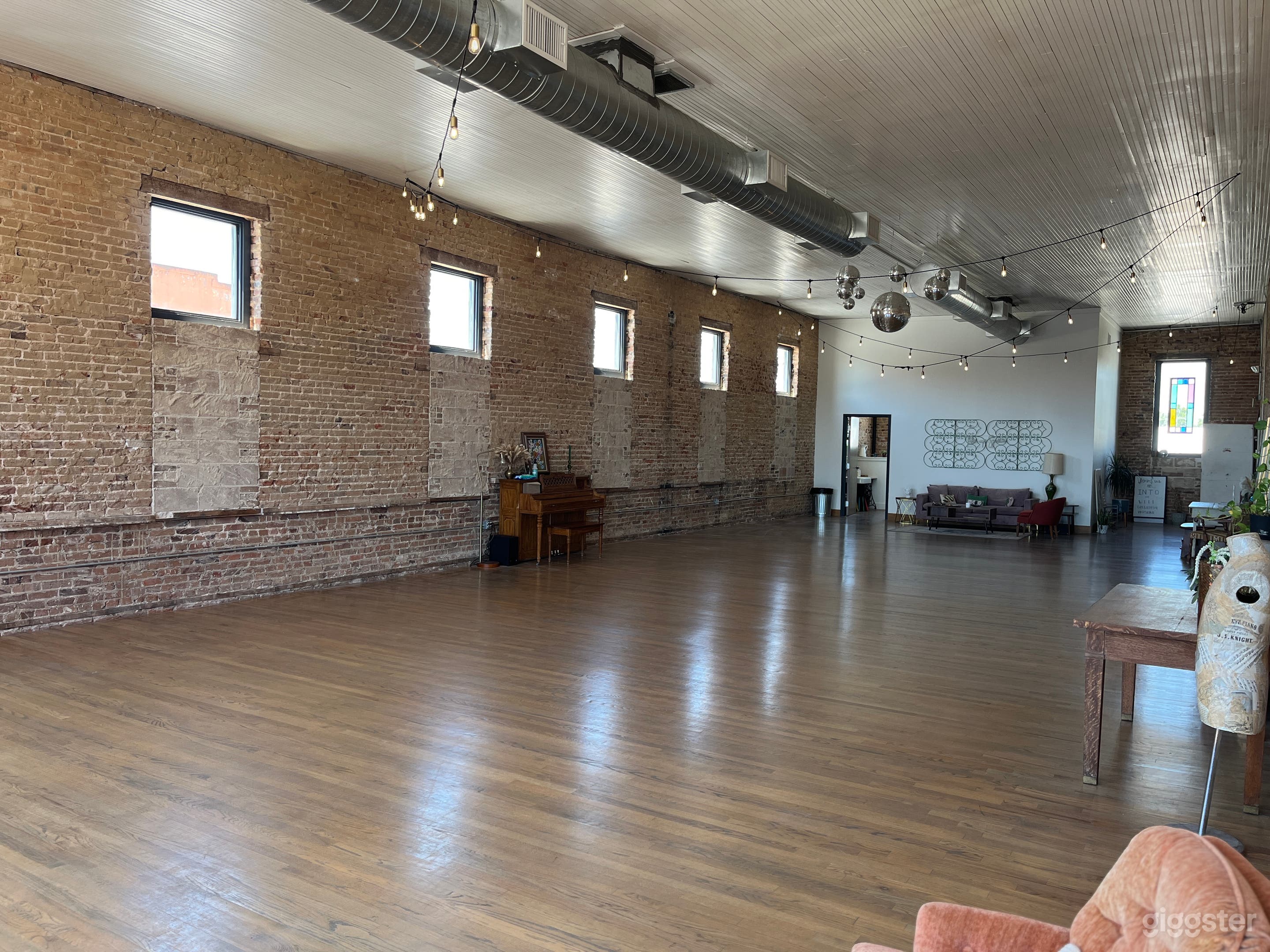 Vibey Studio Space on Downtown Square Photo 4