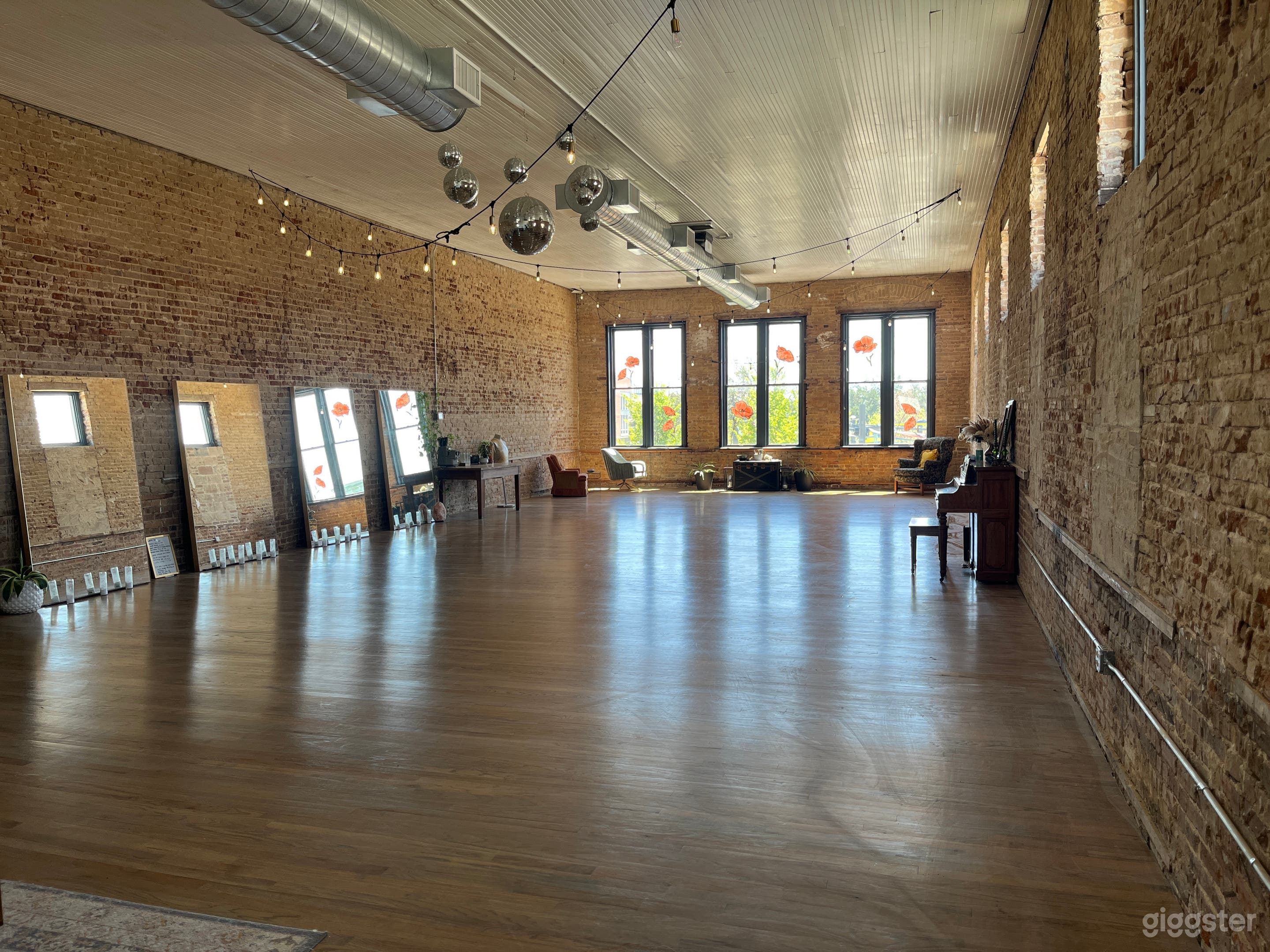 Vibey Studio Space on Downtown Square Photo 1