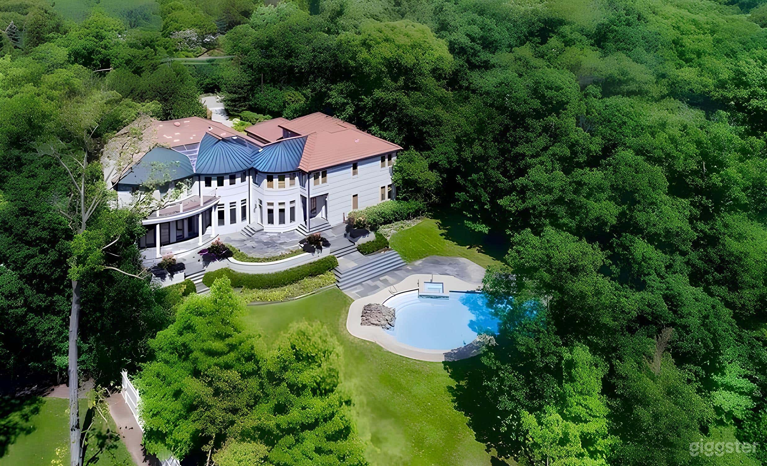 Spacious Northshore Estate with luscious landscape Photo 1